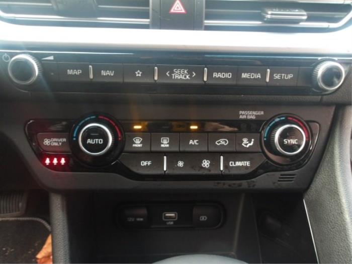 Air conditioning control panel from a Kia Niro I (DE) 1.6 GDI Hybrid 2021