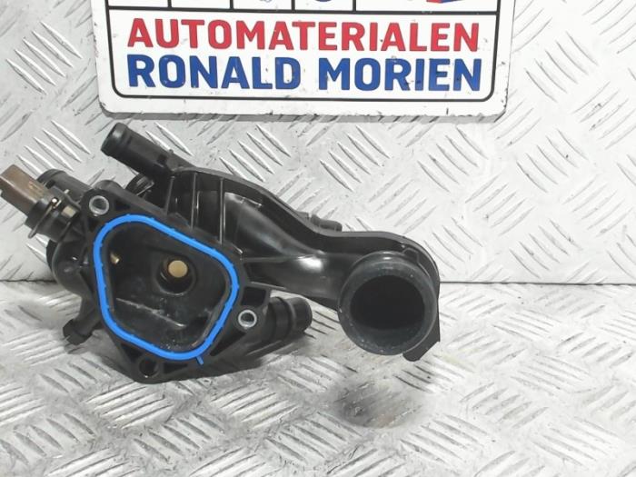 Thermostat housing from a Peugeot 508 SW (F4/FC/FJ/FR) 1.6 16V PureTech 180 2020