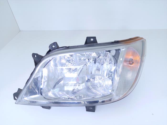 Używane Reflektor lewy Mercedes Sprinter 3t (903) 313 CDI 16V Cena € 49,00 Procedura marży oferowane przez Automaterialen Ronald Morien B.V.