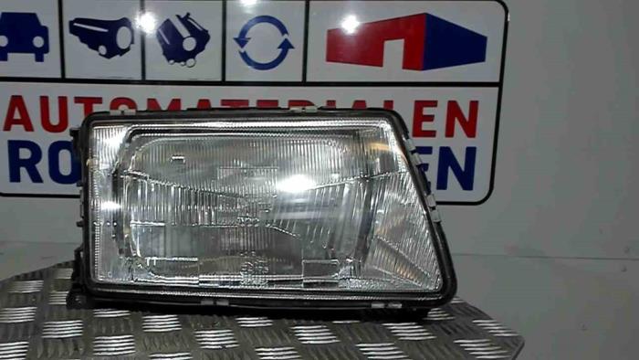 Używane Reflektor prawy Audi 100 Avant (C3) 1.8 CC Cena € 49,00 Procedura marży oferowane przez Automaterialen Ronald Morien B.V.