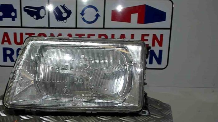 Używane Reflektor lewy Audi 100 (C3) 1.8 CC Cena € 49,00 Procedura marży oferowane przez Automaterialen Ronald Morien B.V.