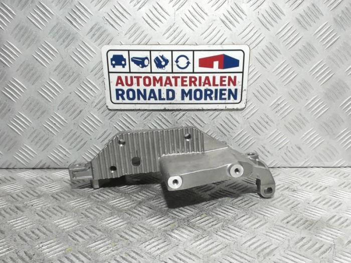 Used Engine mount Renault Master III (JV) 2.3 Energy dCi 180 Twin Turbo 16V FWD Price € 40,00 Inclusive VAT offered by Automaterialen Ronald Morien B.V.