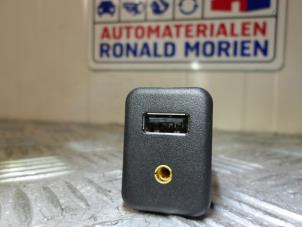 Używane Zlacze AUX/USB Opel Corsa IV 1.2 16V Cena € 10,00 Procedura marży oferowane przez Automaterialen Ronald Morien B.V.