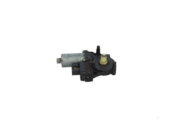 Usados Motor de ventanilla de puerta Audi RS 4 Avant (B5) RS4 2.7 30V Biturbo Precio € 20,00 Norma de margen ofrecido por Automaterialen Ronald Morien B.V.