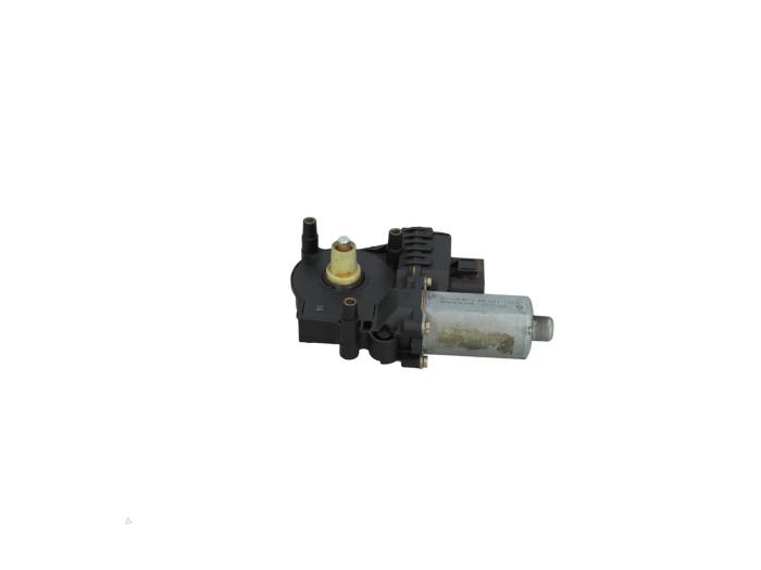 Usados Motor de ventanilla de puerta Audi RS 4 Avant (B5) RS4 2.7 30V Biturbo Precio € 20,00 Norma de margen ofrecido por Automaterialen Ronald Morien B.V.