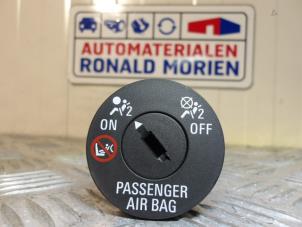 Used Airbag switch Opel Corsa IV 1.2 16V Price € 9,99 Margin scheme offered by Automaterialen Ronald Morien B.V.