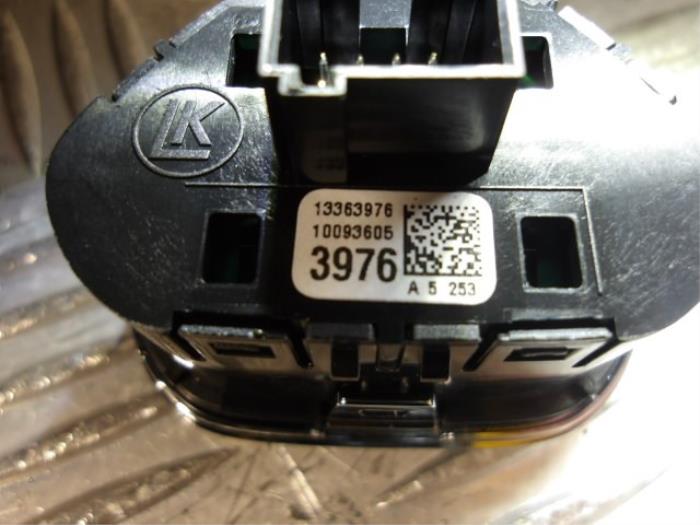 Panikbeleuchtung Schalter van een Vauxhall Corsa IV 1.2 16V 2015