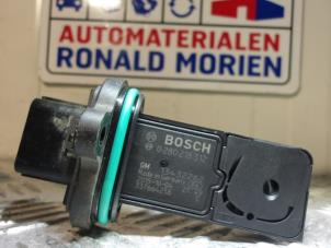 Usados Medidor de flujo de aire Opel Corsa IV 1.2 16V Precio € 25,00 Norma de margen ofrecido por Automaterialen Ronald Morien B.V.