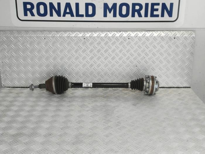Front drive shaft, right from a Volkswagen Golf VII (AUA) e-Golf 2019