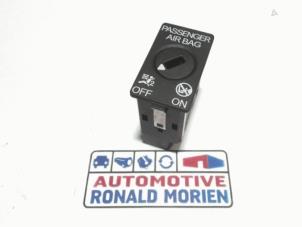 Begagnade Airbag-brytare Volkswagen Golf VII (AUA) 1.4 TSI 16V Pris € 10,00 Marginaltabell erbjuds av Automaterialen Ronald Morien B.V.