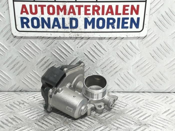 EGR valve from a Audi A5 Cabrio (F57/F5E) 2.0 TDI 16V 2018