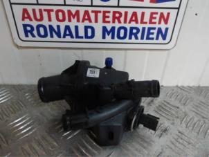 Nowe Obudowa termostatu Renault Master IV (FV) 2.3 dCi 170 16V RWD Cena € 30,00 Z VAT oferowane przez Automaterialen Ronald Morien B.V.