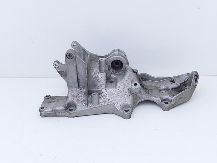 Usagé Support dynamo haut Volkswagen Passat (3B3) 2.0 20V Prix € 40,00 Règlement à la marge proposé par Automaterialen Ronald Morien B.V.