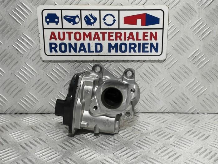 EGR valve from a Renault Master IV (JV) 2.3 Energy dCi 180 Twin Turbo 16V FWD 2021