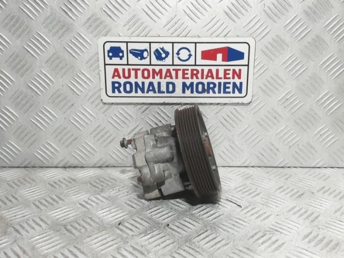 Power steering pump from a Opel Movano Combi 2.3 CDTi 16V 2011