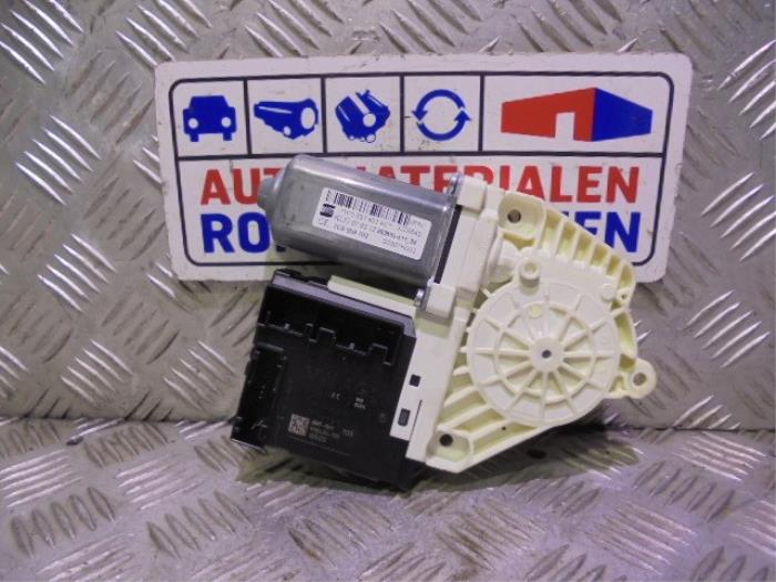 Usados Motor de ventanilla de puerta Seat Leon (1P1) 1.2 TSI Precio € 25,00 Norma de margen ofrecido por Automaterialen Ronald Morien B.V.