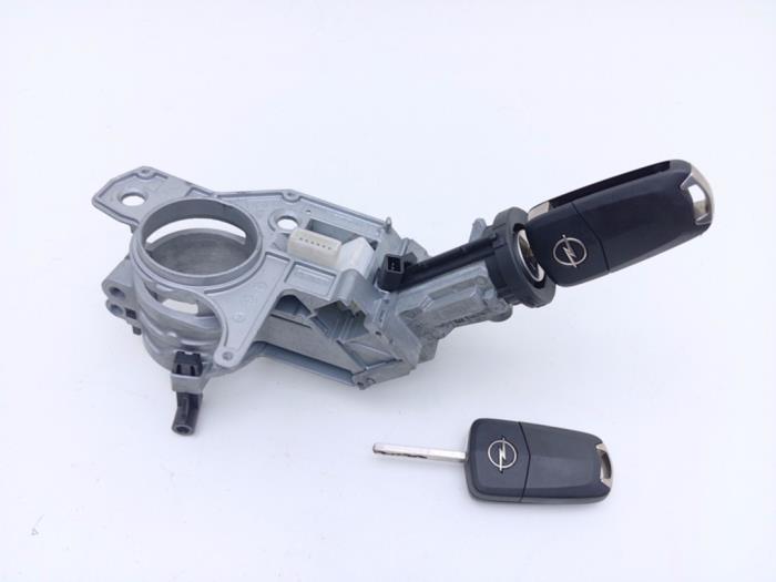 Używane Stacyjka + Kluczyk Opel Astra G (F08/48) 1.6 16V Cena € 39,00 Procedura marży oferowane przez Automaterialen Ronald Morien B.V.