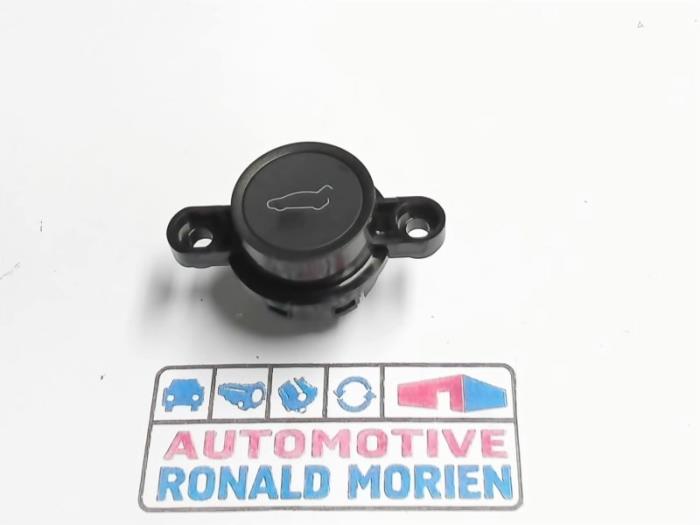 Begagnade Spak, baklucka Tesla Model 3 Long Range AWD 75 kWh Pris € 14,99 Inklusive moms erbjuds av Automaterialen Ronald Morien B.V.