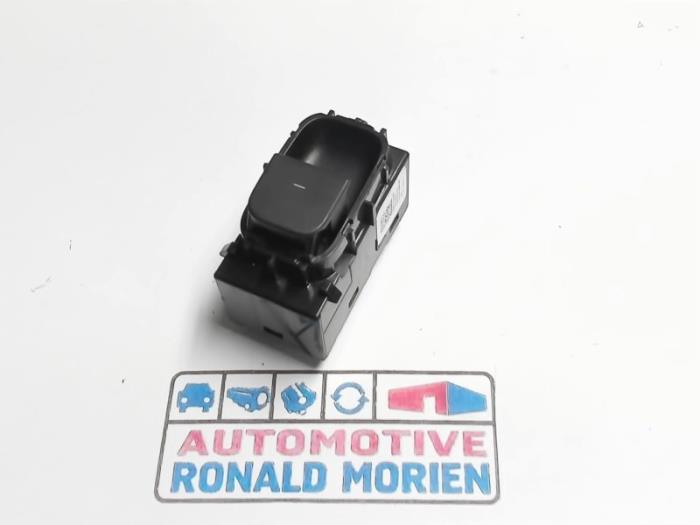 Usados Interruptor de ventanilla eléctrica Tesla Model 3 Long Range AWD 75 kWh Precio € 14,99 IVA incluido ofrecido por Automaterialen Ronald Morien B.V.