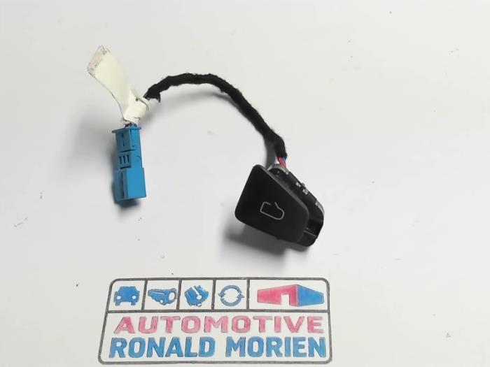 Używane Przelacznik Tesla Model 3 Long Range AWD 75 kWh Cena € 14,99 Z VAT oferowane przez Automaterialen Ronald Morien B.V.