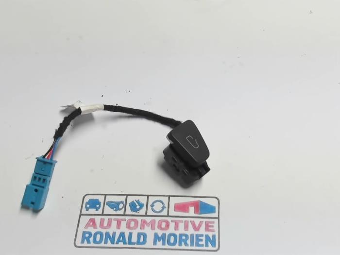 Używane Przelacznik Tesla Model 3 Long Range AWD 75 kWh Cena € 14,99 Z VAT oferowane przez Automaterialen Ronald Morien B.V.