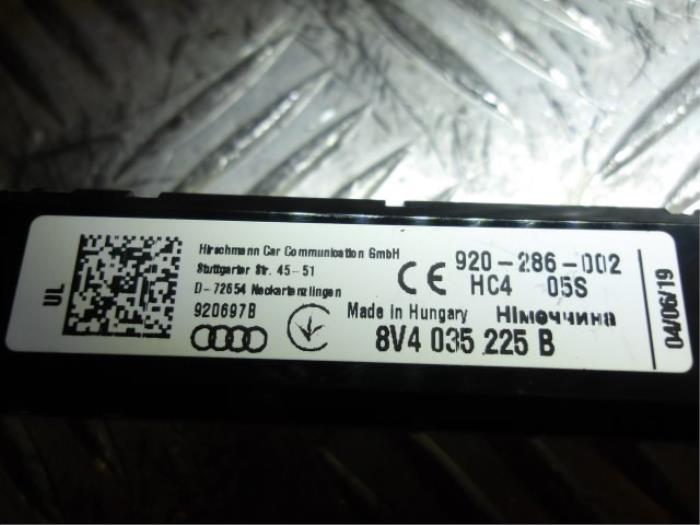 Antenna Amplifier from a Audi RS 3 Sportback (8VA/8VF) 2.5 TFSI 20V Quattro 2019