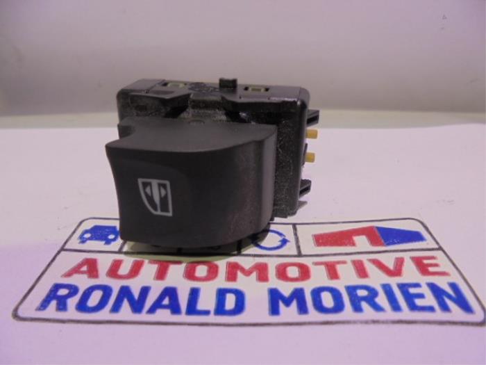 Usados Interruptor combinado de ventanillas Opel Vivaro 1.6 CDTI BiTurbo 140 Precio € 5,00 IVA incluido ofrecido por Automaterialen Ronald Morien B.V.