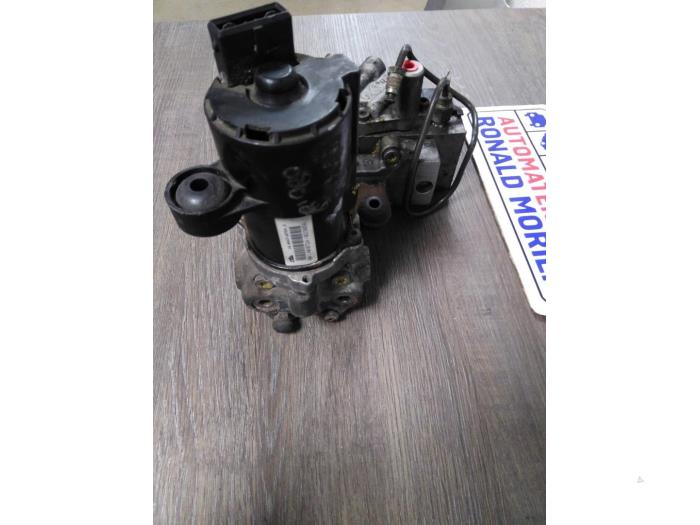 ABS pump Volkswagen Golf III 2.8 VR6 - 10044707243 AAA ATE