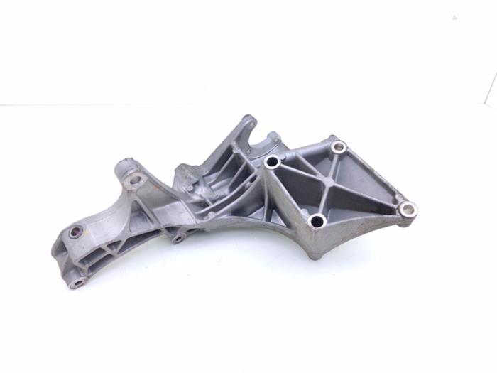 Usagé Support dynamo bas Volkswagen LT II 2.5 TDi Prix € 35,00 Règlement à la marge proposé par Automaterialen Ronald Morien B.V.