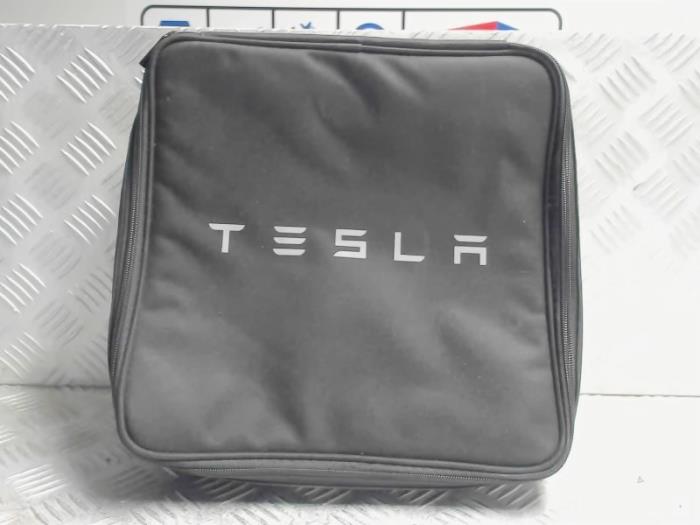 Używane Rózne Tesla Model 3 Long Range AWD 75 kWh Cena € 25,00 Z VAT oferowane przez Automaterialen Ronald Morien B.V.