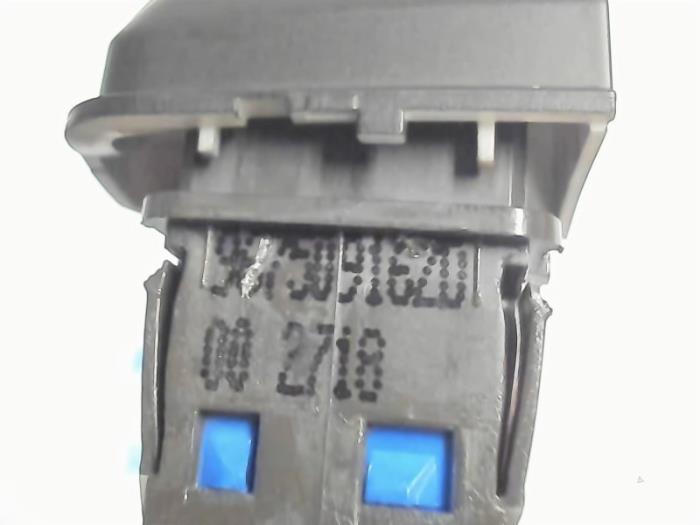 Interruptor de luz de pánico de un Peugeot 208 I (CA/CC/CK/CL) 1.2 12V e-THP PureTech 110 2018
