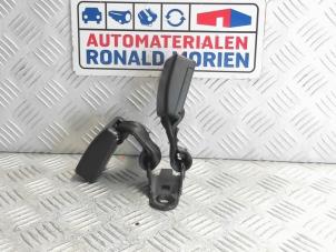Used Rear seatbelt buckle, centre Peugeot 208 I (CA/CC/CK/CL) 1.2 12V e-THP PureTech 110 Price € 19,00 Margin scheme offered by Automaterialen Ronald Morien B.V.