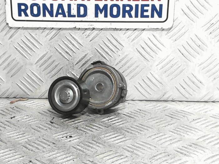 Usados Rodillo tensor correa múltiple Peugeot 208 I (CA/CC/CK/CL) 1.2 12V e-THP PureTech 110 Precio € 19,00 Norma de margen ofrecido por Automaterialen Ronald Morien B.V.
