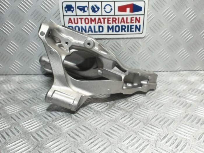Engine mount from a Volkswagen Transporter/Caravelle T6 2.0 TDI 204 2021