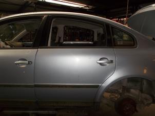 Używane Drzwi lewe tylne wersja 4-drzwiowa Volkswagen Passat (3B2) 1.6 Cena € 150,00 Procedura marży oferowane przez Automaterialen Ronald Morien B.V.