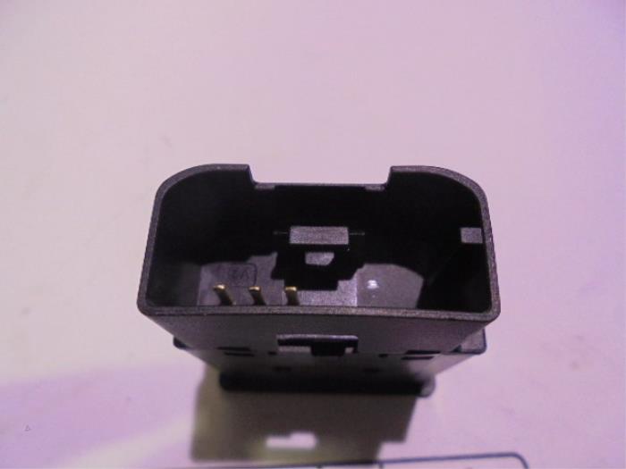 Airbag Schalter van een Skoda Fabia III Combi (NJ5) 1.0 TSI 12V 2020