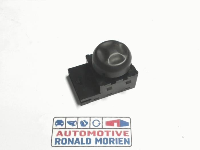Usados Interruptor Opel Mokka/Mokka X 1.6 CDTI 16V 4x2 Precio € 10,00 Norma de margen ofrecido por Automaterialen Ronald Morien B.V.