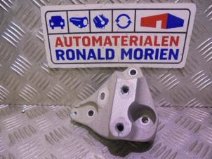 Używane Wspornik skrzyni biegów Opel Corsa F (UB/UH/UP) 1.2 12V 75 Cena € 25,00 Z VAT oferowane przez Automaterialen Ronald Morien B.V.