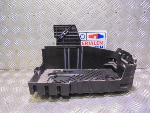 Used Battery box Opel Corsa F (UB/UH/UP) 1.2 12V 75 Price € 14,99 Inclusive VAT offered by Automaterialen Ronald Morien B.V.