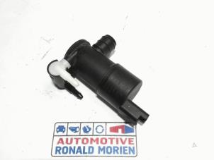 Usados Bomba de limpiaparabrisas delante Opel Corsa F (UB/UP) 1.2 12V 75 Precio € 18,15 IVA incluido ofrecido por Automaterialen Ronald Morien B.V.