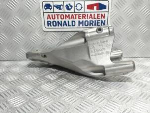 Engine mount from a Volkswagen Transporter/Caravelle T6 2.0 TDI 150 2021