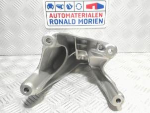 Engine mount from a Volkswagen Transporter/Caravelle T6 2.0 TDI 150 2021