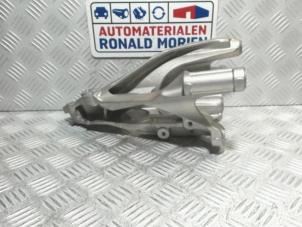 Engine mount from a Volkswagen Transporter/Caravelle T6 2.0 TDI 150 2021