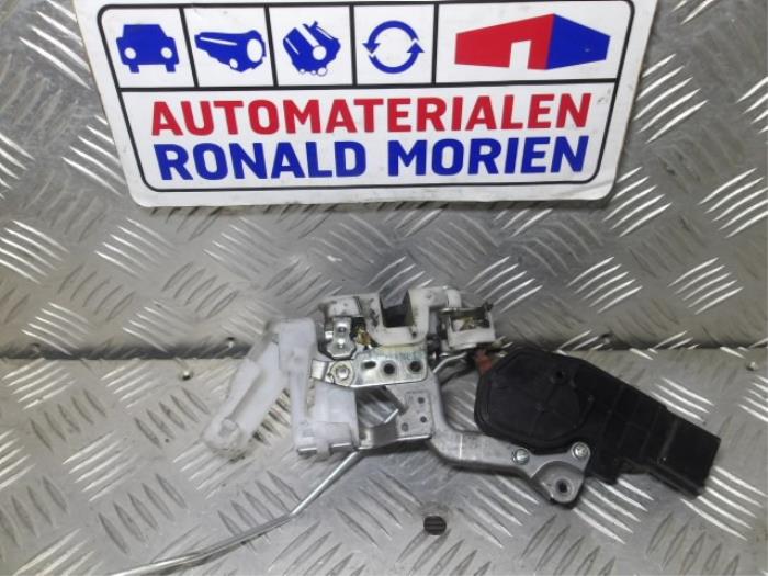 Türschlossmechanik 4-türig rechts vorne van een Peugeot 107 1.0 12V 2013