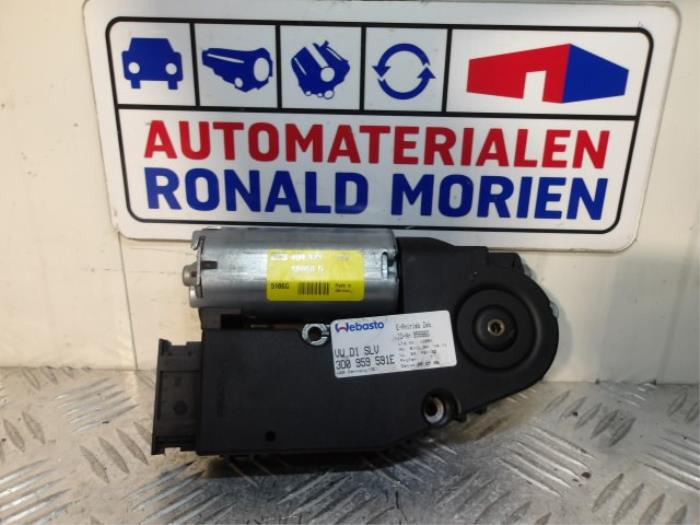Używane Silnik szyberdachu Volkswagen Phaeton (3D) 3.2 V6 30V 4Motion Lang Cena € 95,00 Procedura marży oferowane przez Automaterialen Ronald Morien B.V.