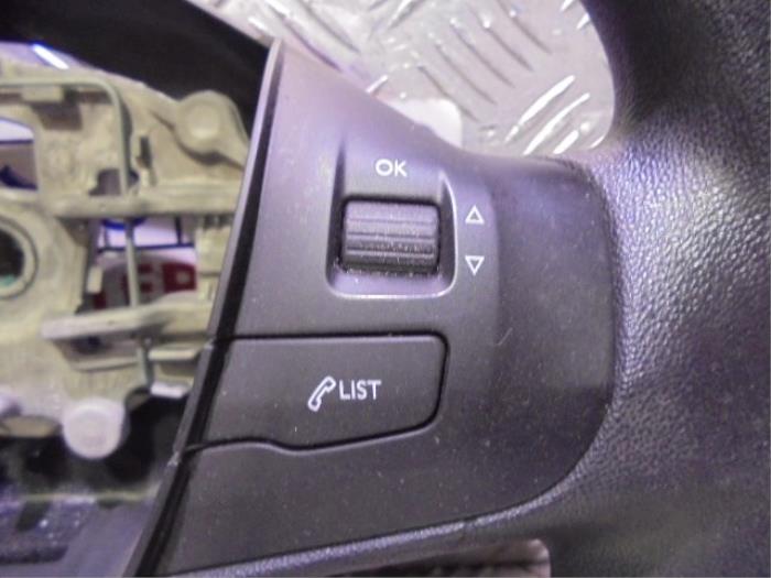 Steering wheel from a Peugeot 208 I (CA/CC/CK/CL) 1.2 Vti 12V PureTech 82 2017