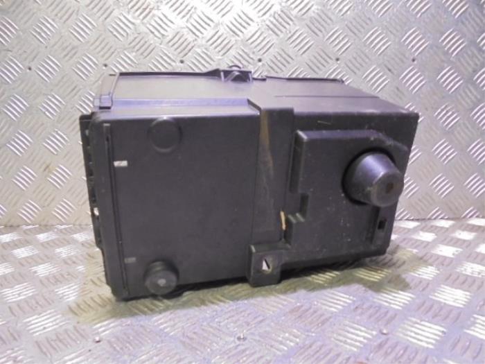 Battery box from a Ford Focus 3 Wagon 1.0 Ti-VCT EcoBoost 12V 125 2015