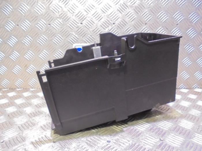 Pojemnik na akumulator z Ford Focus 3 Wagon 1.0 Ti-VCT EcoBoost 12V 125 2015