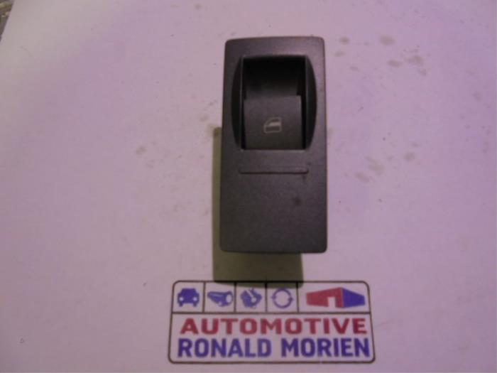 Usados Interruptor de ventanilla eléctrica Volkswagen Phaeton (3D) 3.2 V6 30V 4Motion Lang Precio € 10,00 Norma de margen ofrecido por Automaterialen Ronald Morien B.V.