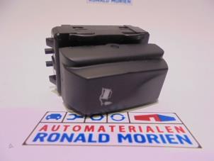 Używane Przelacznik ESP Renault Trafic (1FL/2FL/3FL/4FL) 1.6 dCi 125 Twin Turbo Cena € 10,00 Procedura marży oferowane przez Automaterialen Ronald Morien B.V.